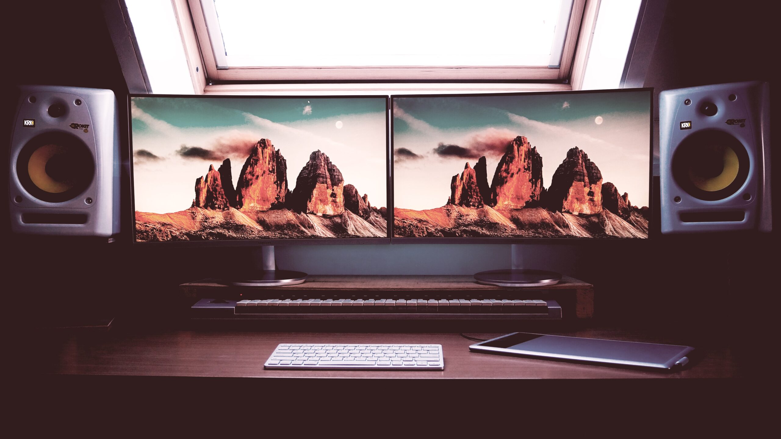Read more about the article Handy Tips to Optimize a Dual-Monitor Setup for the Best Experience